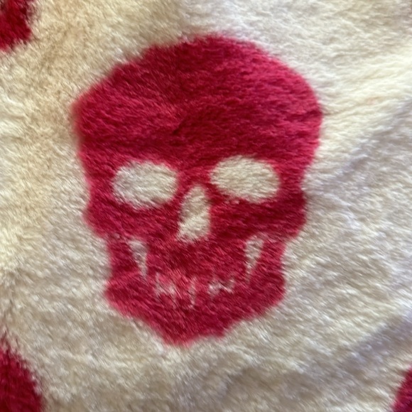 Rachel Zoe- Halloween Fuzzy Pink Skull Print Blanket - Picture 5 of 5